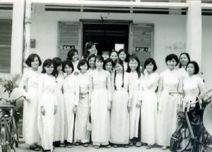 Áo dài, đồng phục của mọi thế hệ học sinh Việt Nam.