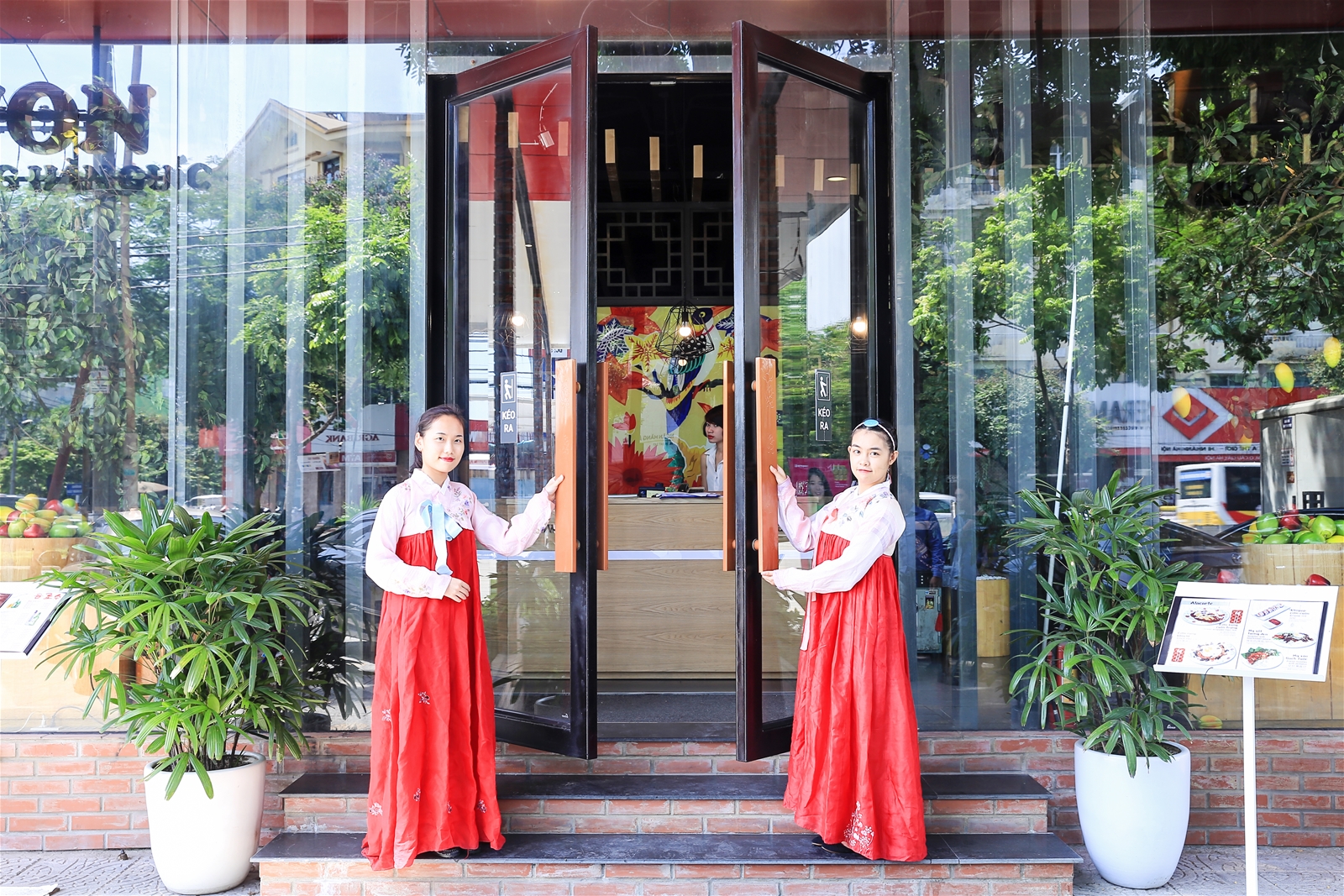 Đồng phục nhà hàng Hàn Quốc còn chính là yếu tố thu hút mọi khách hàng cho nhà hàng